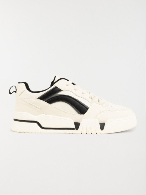 Baskets blanches et noires...