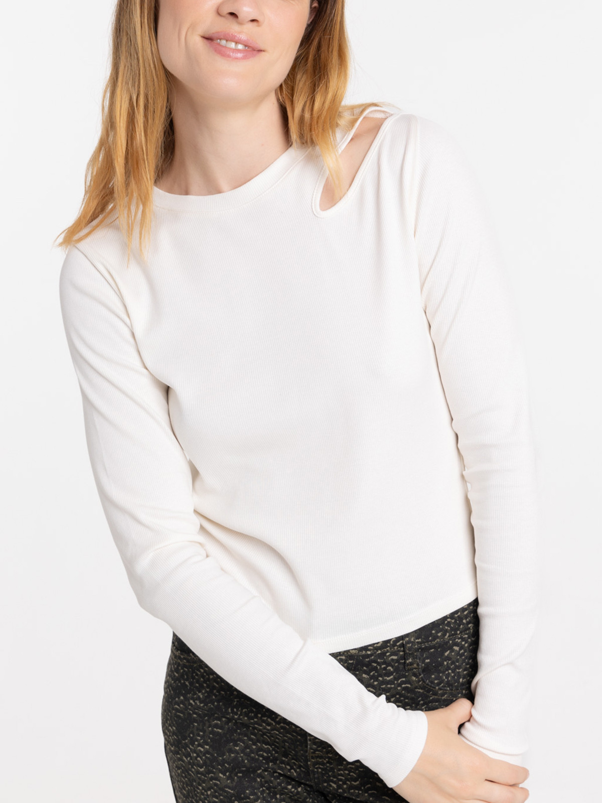 T-shirt découpe épaule écru femme