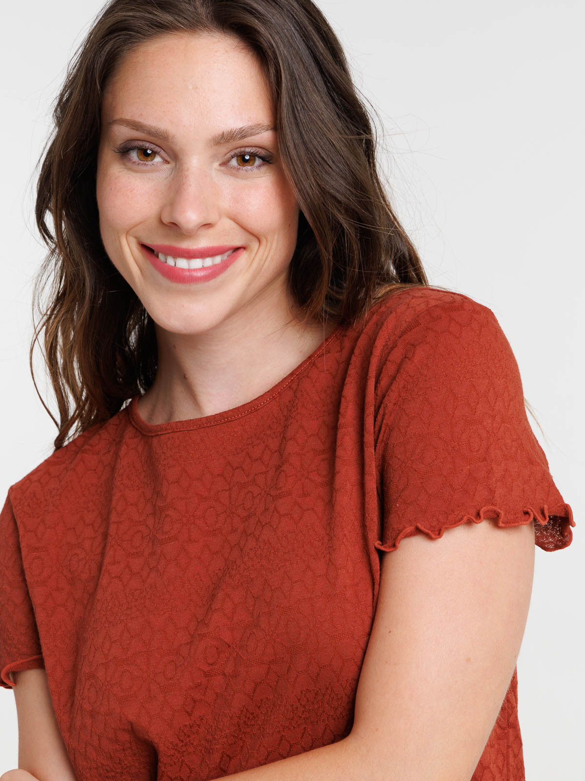 T-shirt col rond marron rougi femme
