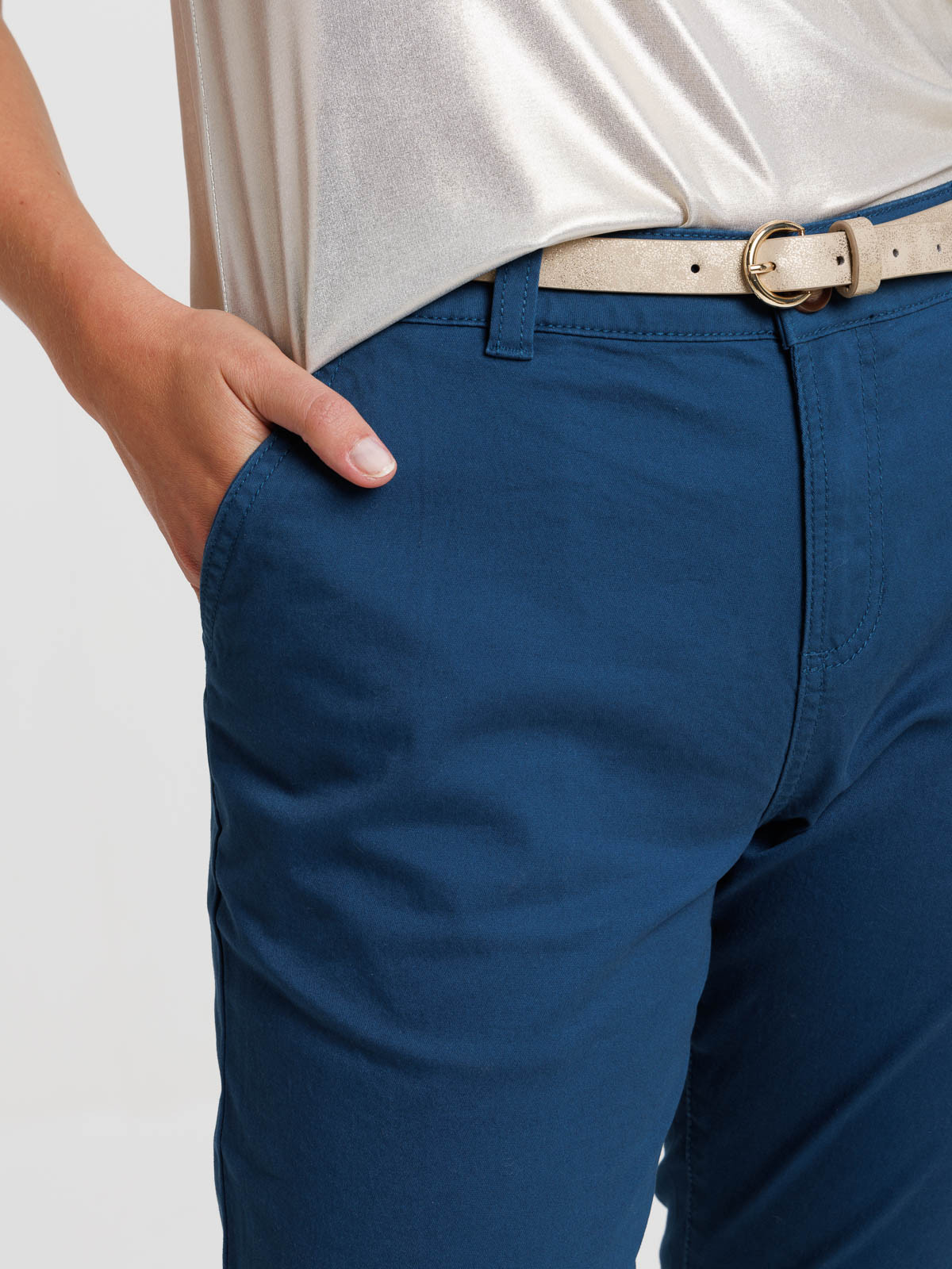 Pantalon chino coloris pétrole femme