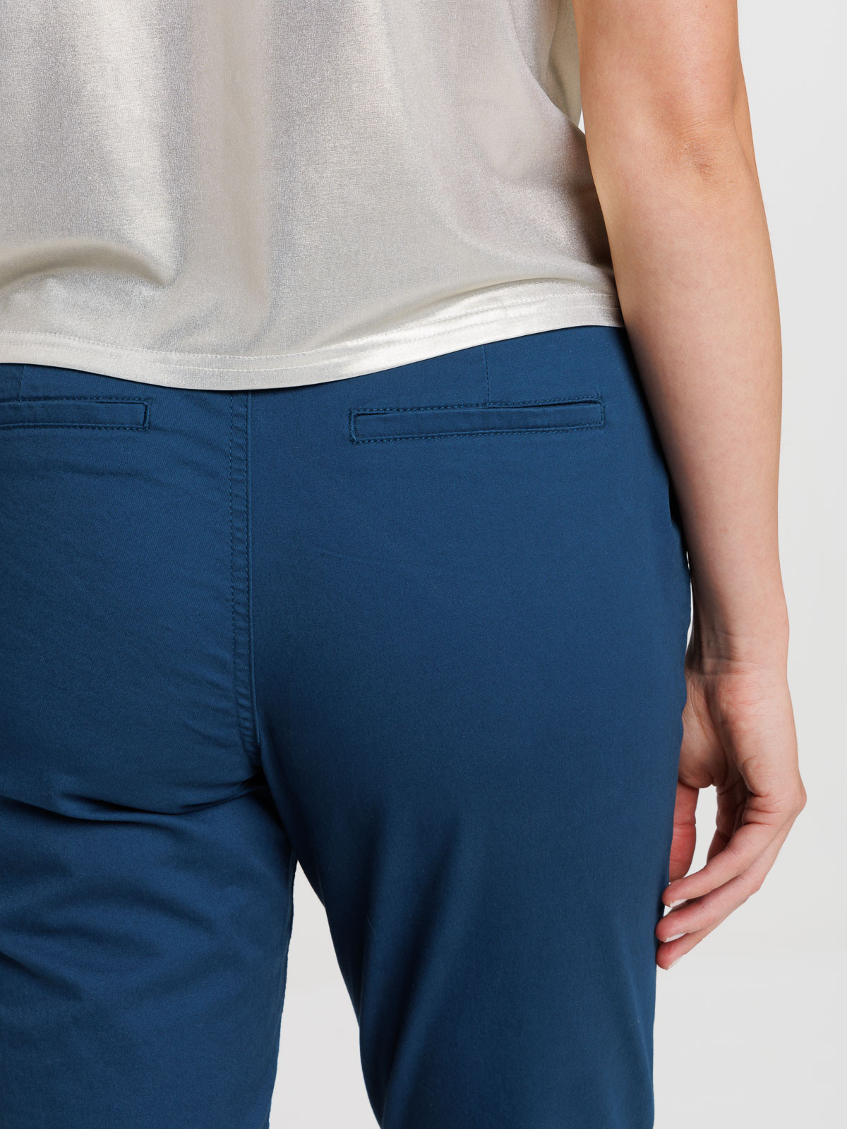 Pantalon chino coloris pétrole femme