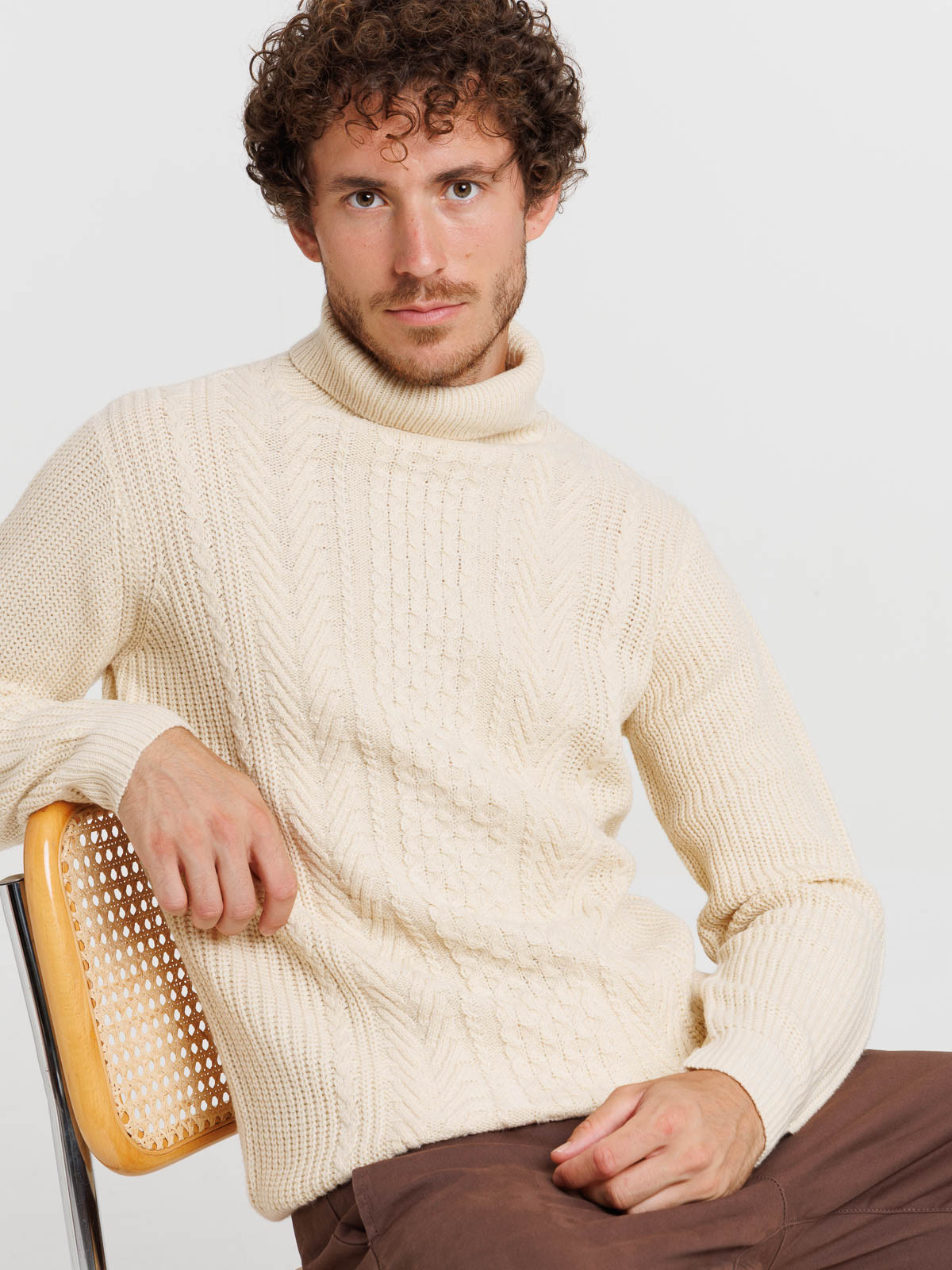 Pull col roulé homme coloris mastic