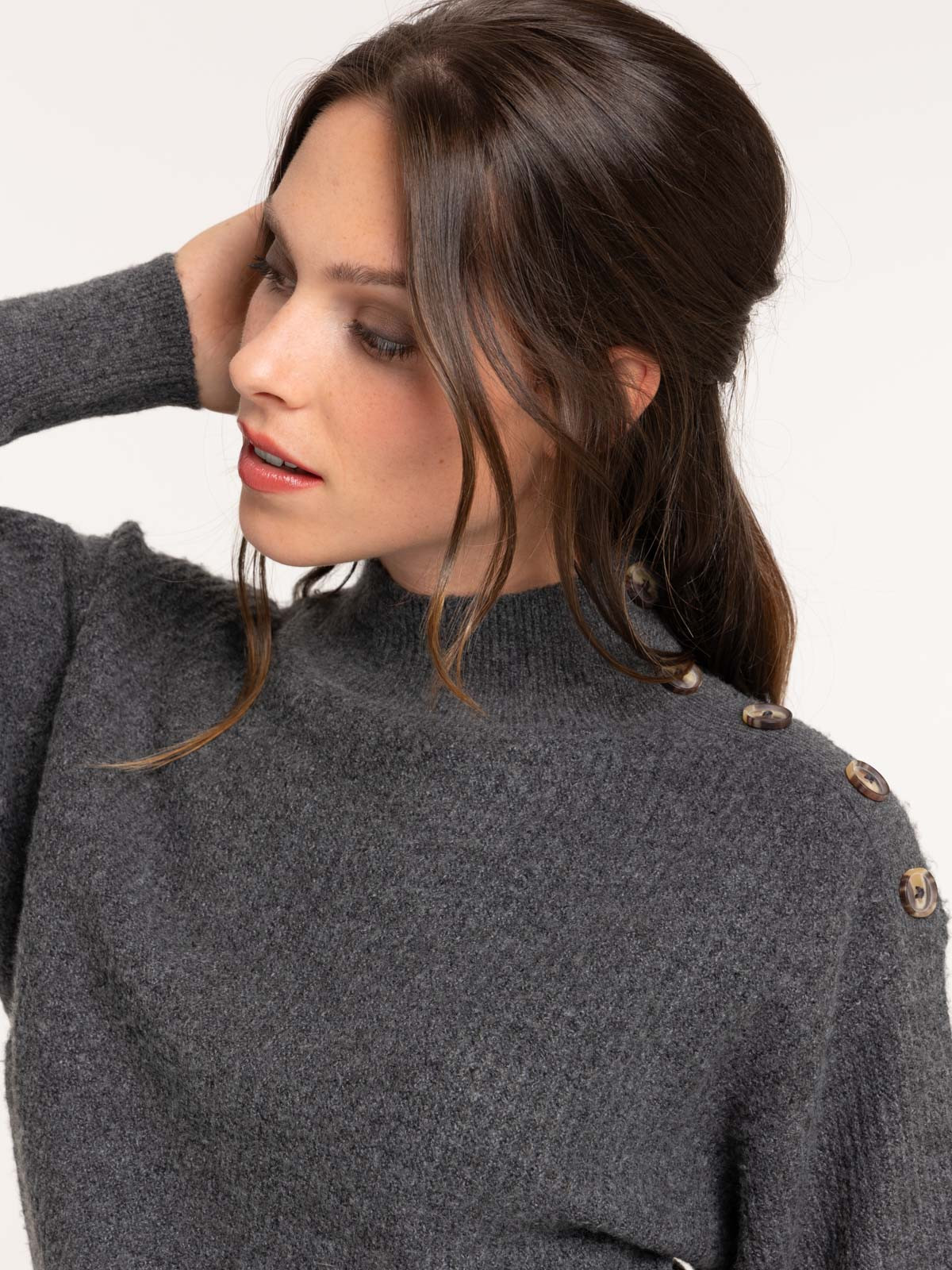 Pull col montant boutonné épaule femme