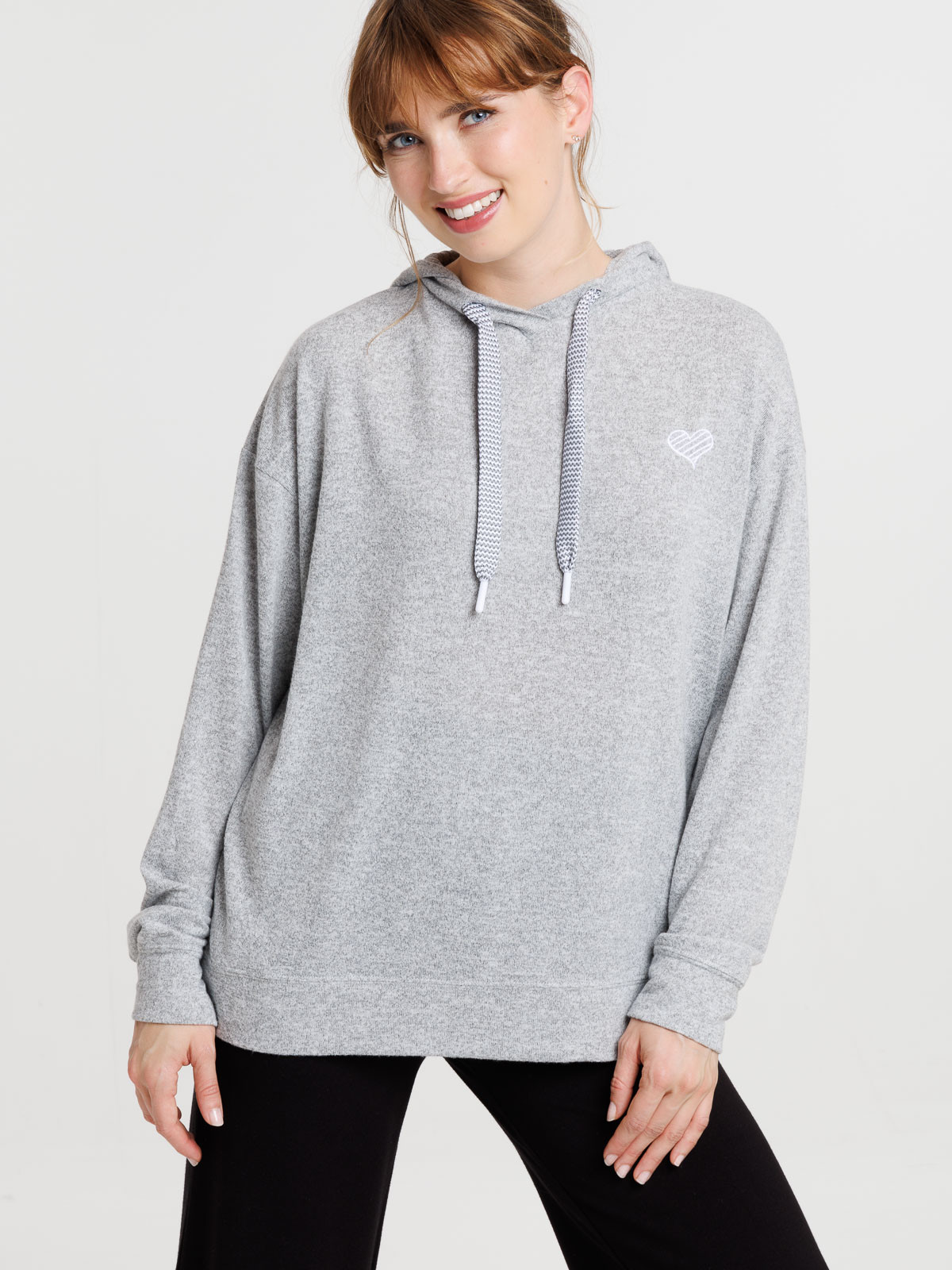 Sweat capuche coeur brodé femme