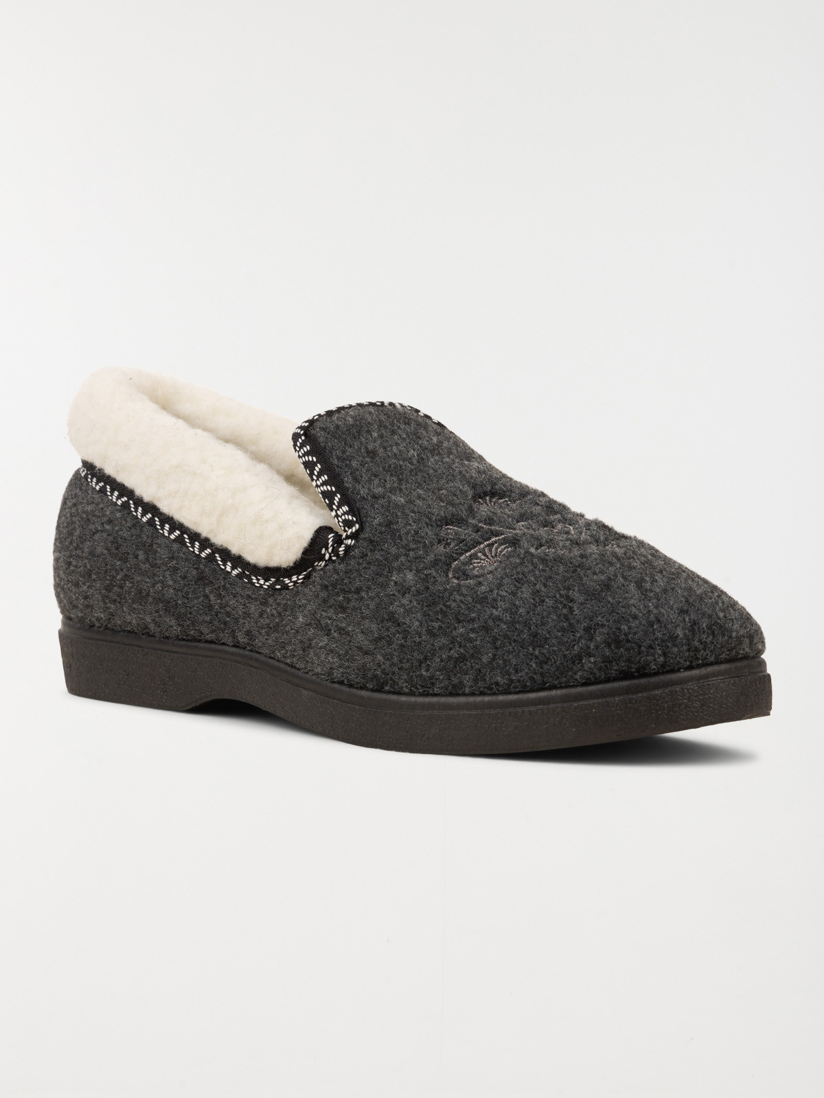 Chaussons gris brodé femme (36-41) Chaussons gris brodé femme (36-41)