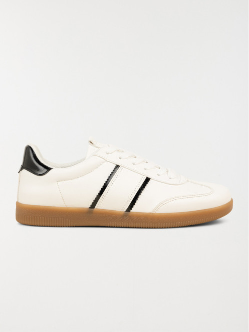 Baskets blanches et noires...