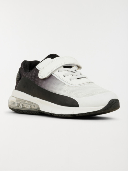 Baskets de sport blanches...