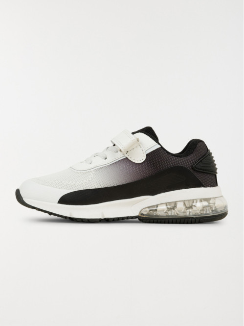Baskets de sport blanches...