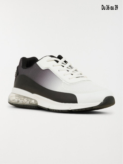 Baskets de sport blanches...