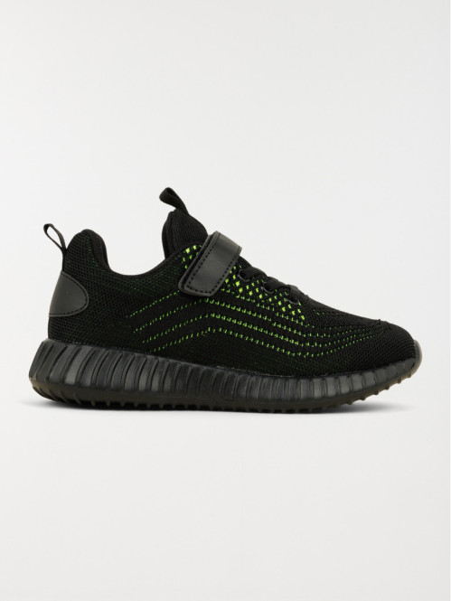 Baskets de sport noires...