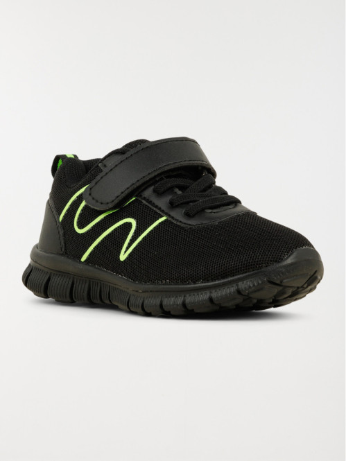 Baskets de sport noires...