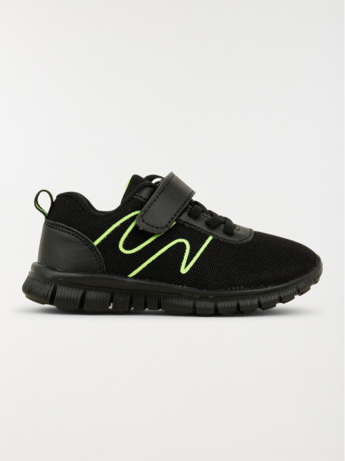 Baskets de sport noires...