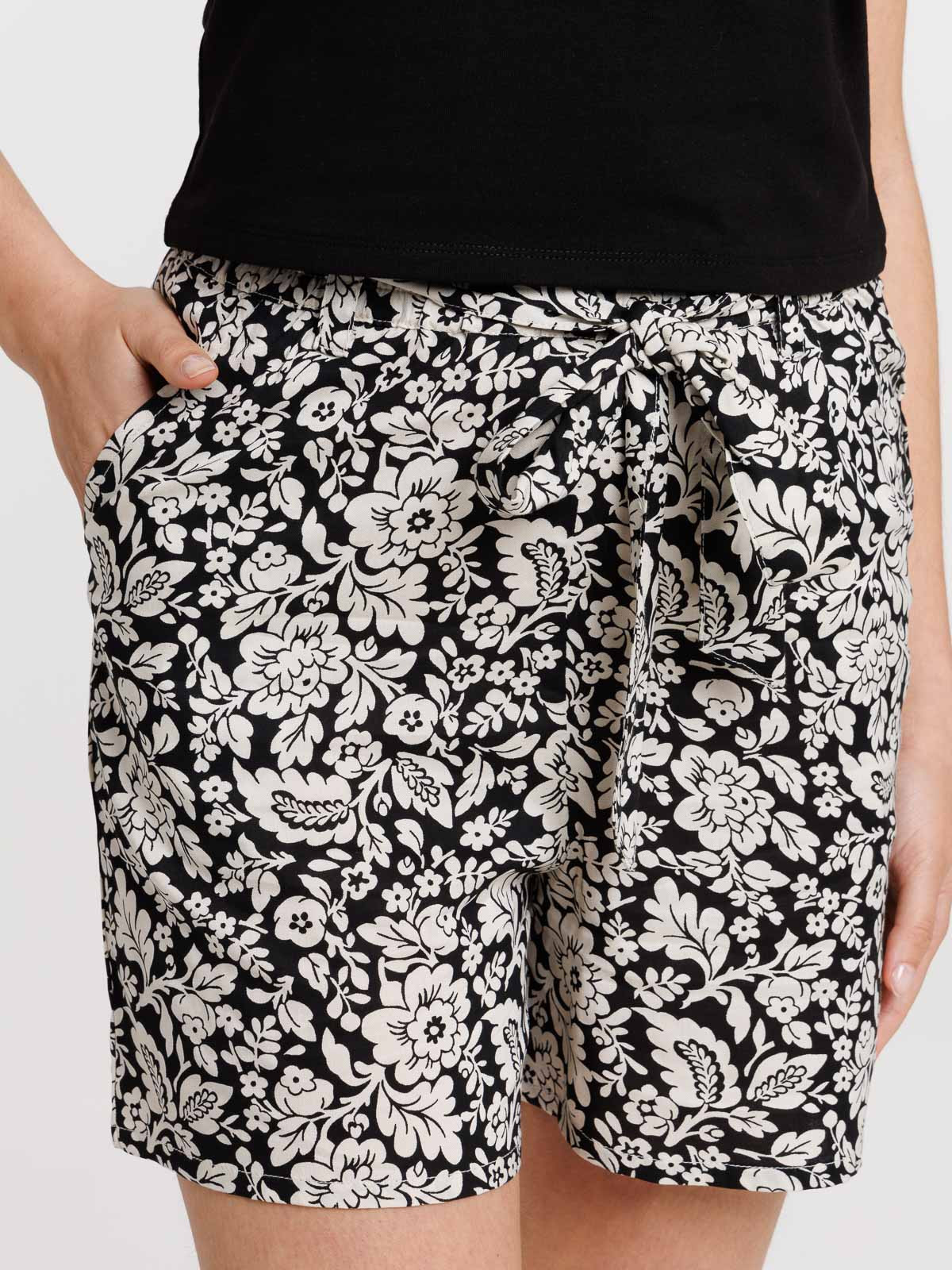 Short fleuri noir femme