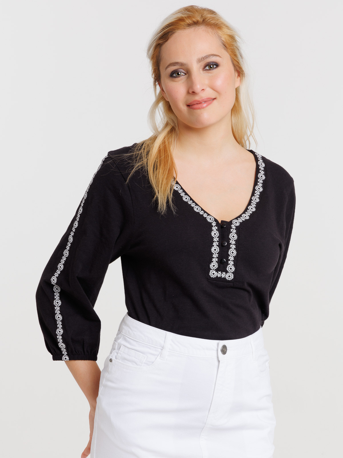 T-shirt noir brodé femme