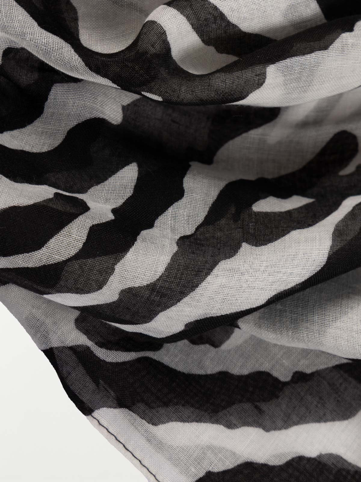 Foulard imprimé fantaisie pompons femme Foulard imprimé fantaisie pompons femme