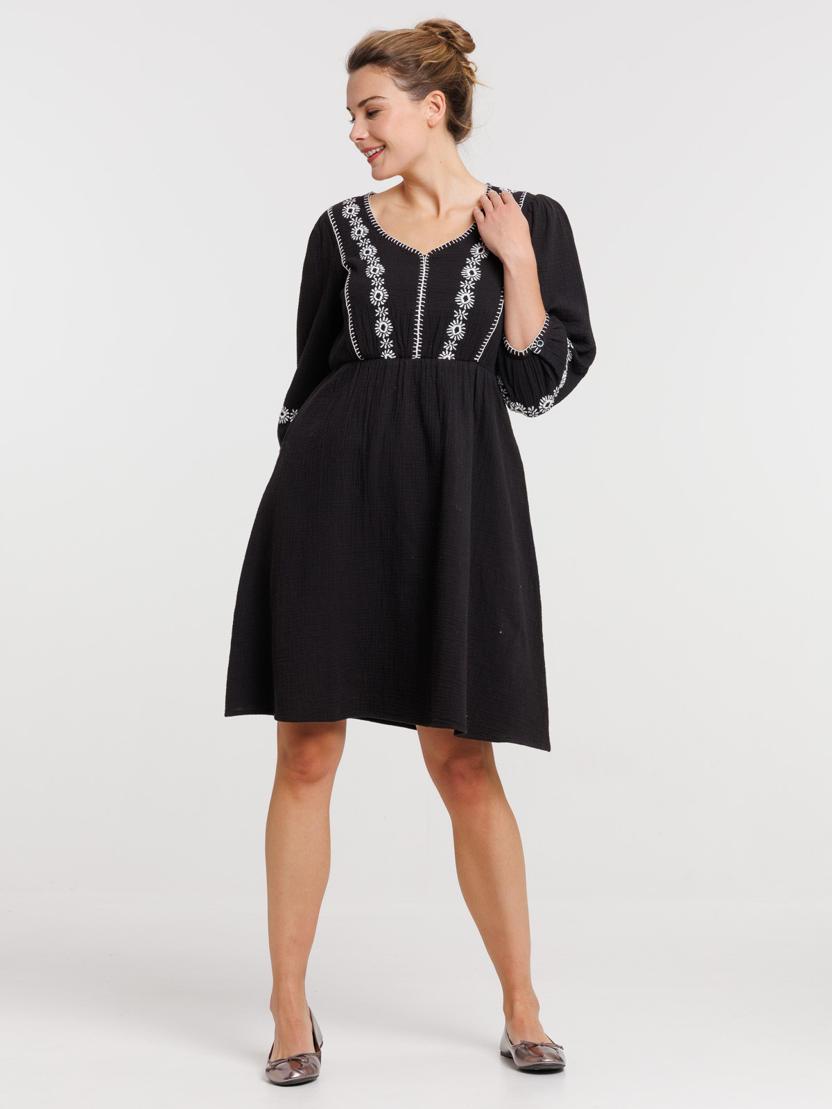 Robe brodée noire femme