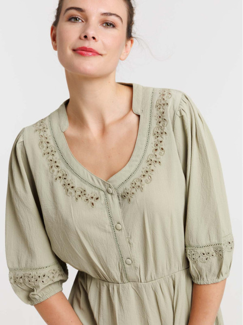 Robe détail broderie...