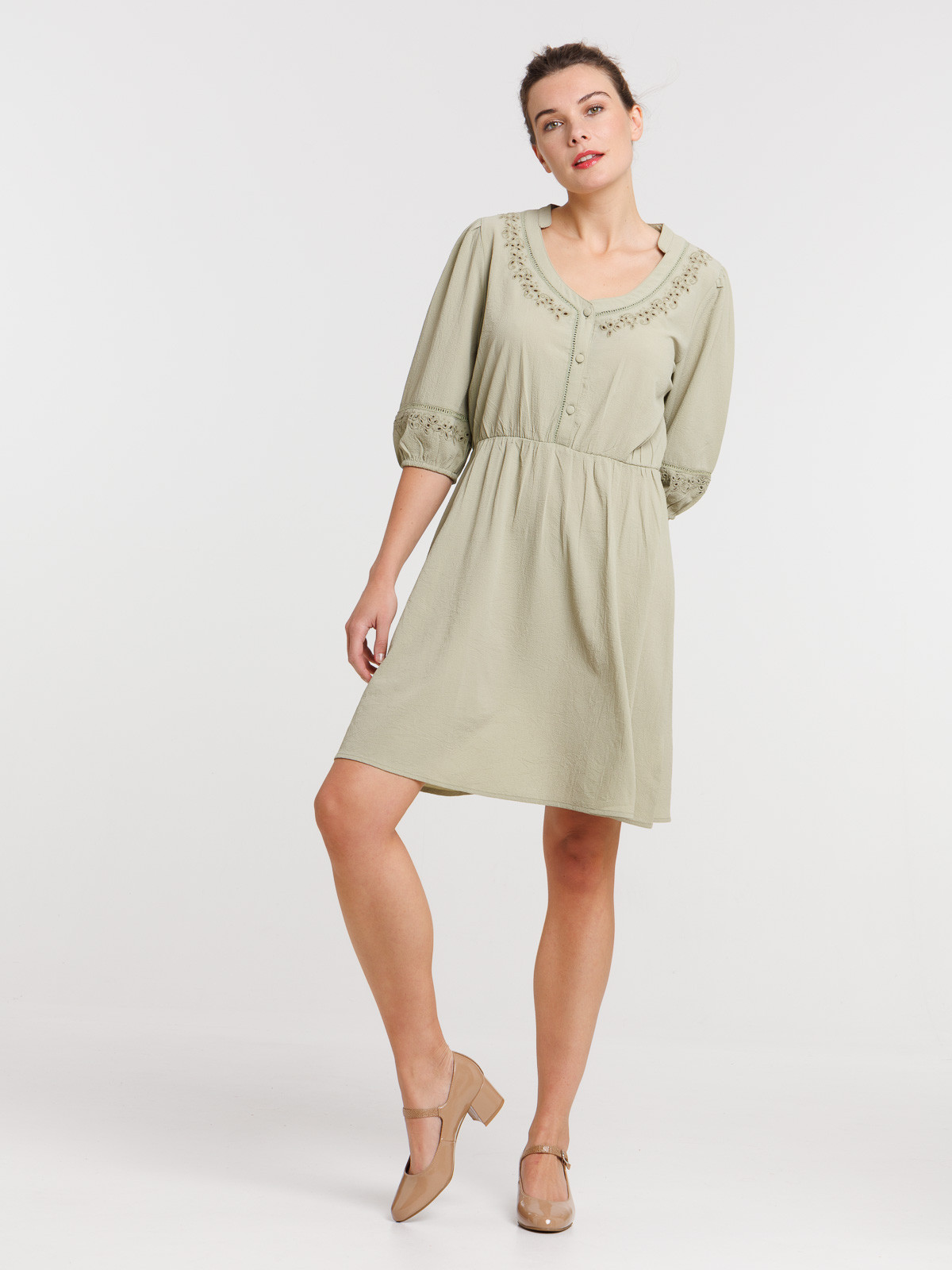 Robe détail broderie anglaise femme Robe détail broderie anglaise femme