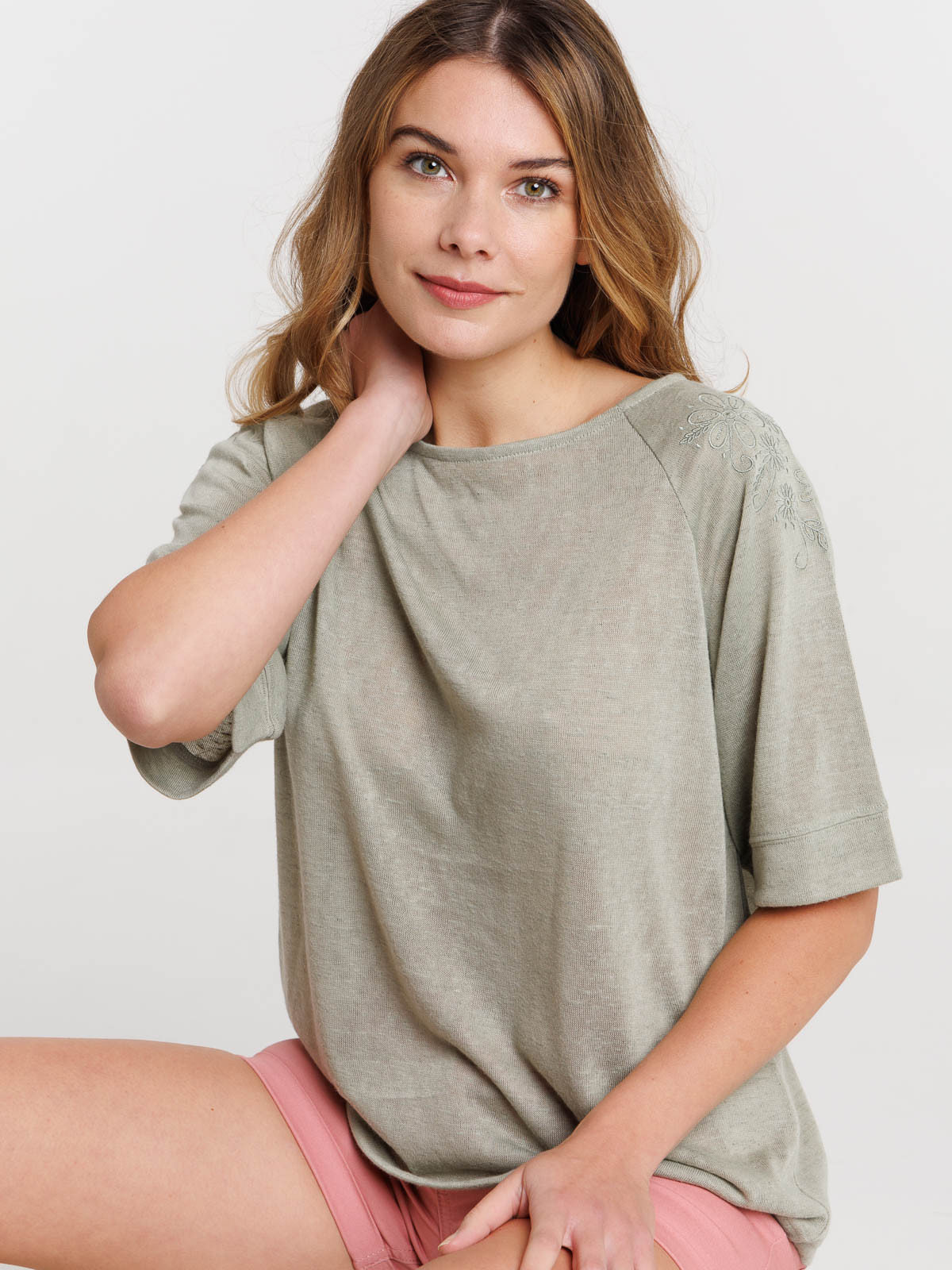 T-shirt broderies épaules femme
