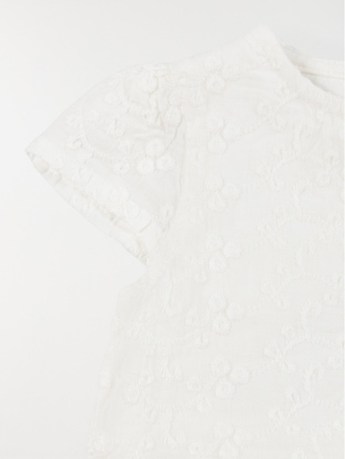 Robe écru avec broderie...