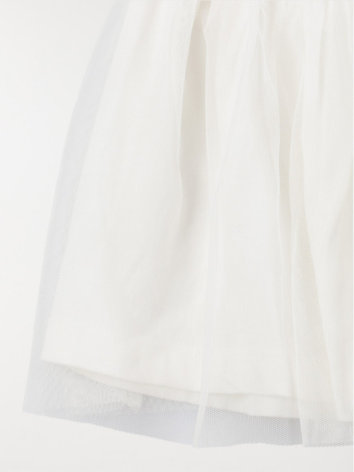 Robe écru avec broderie...