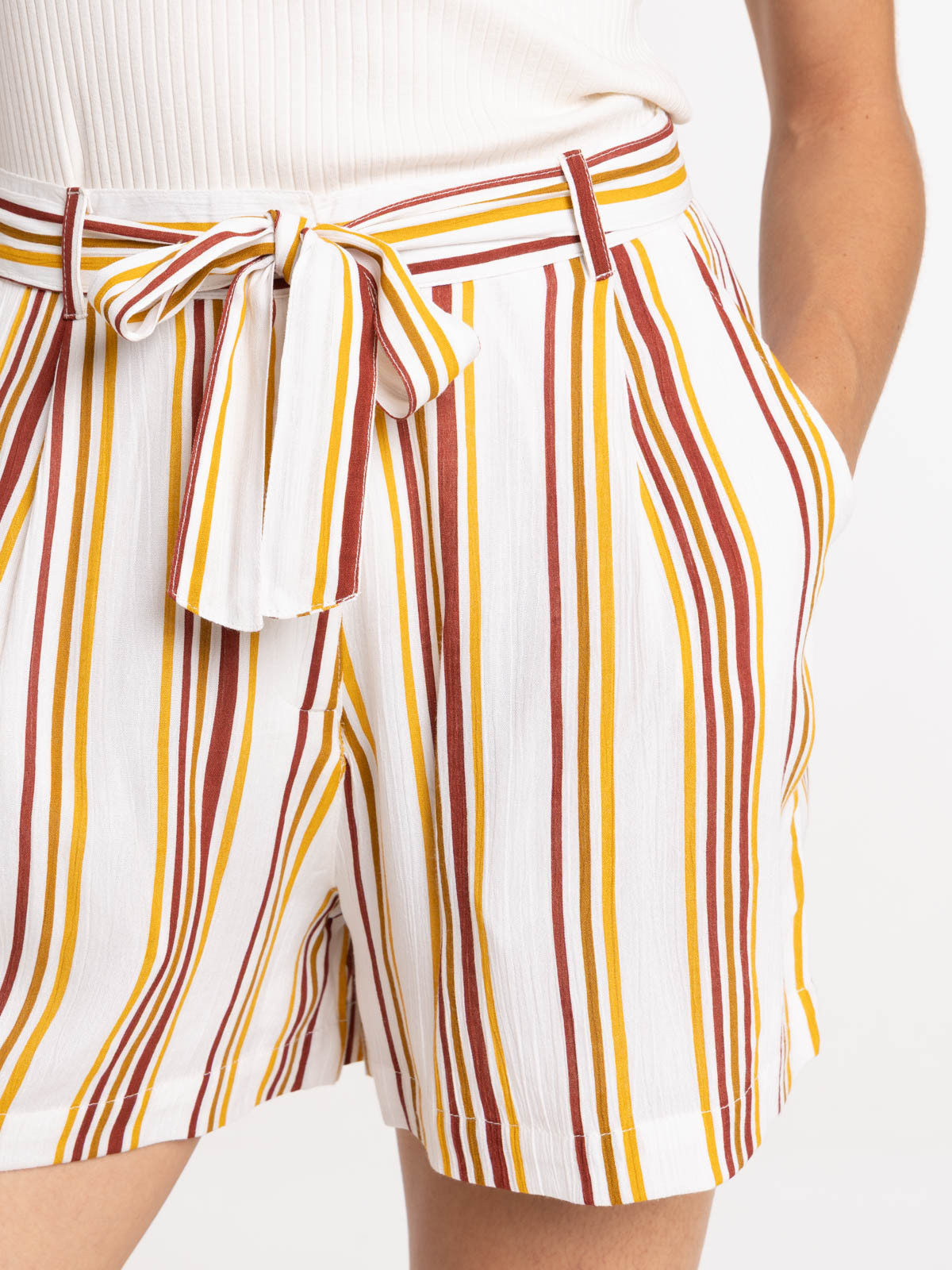 Short rayé avec ceinture à nouer femme Short rayé avec ceinture à nouer femme