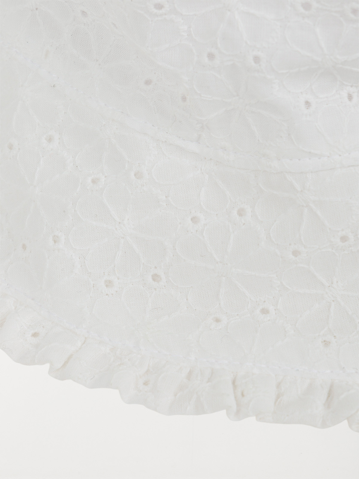 Chapeau en broderie anglaise bébé fille