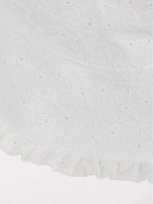 Chapeau en broderie...