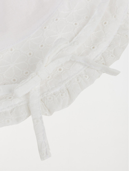 Chapeau en broderie...