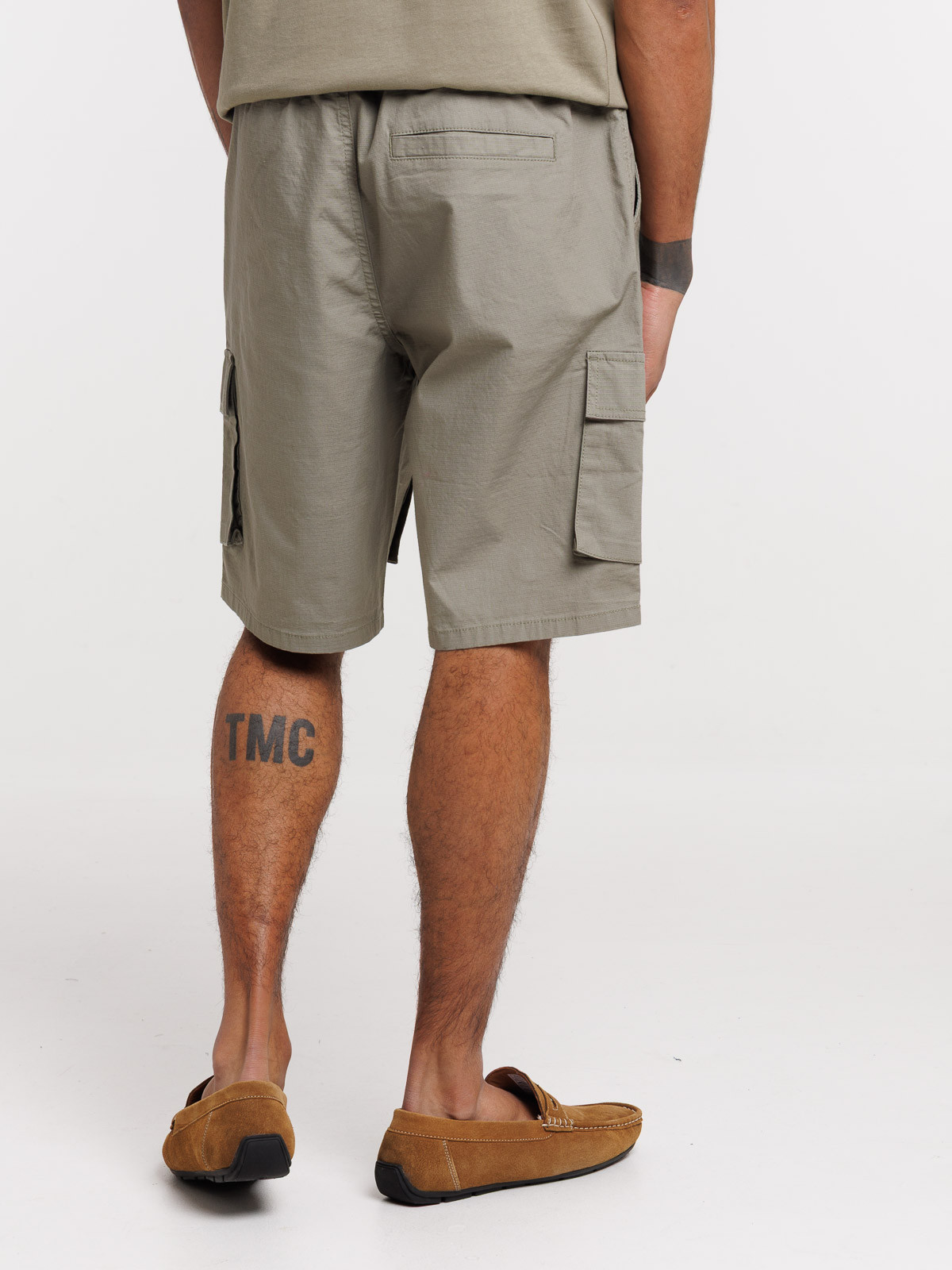 Short tilleul multi-poches homme