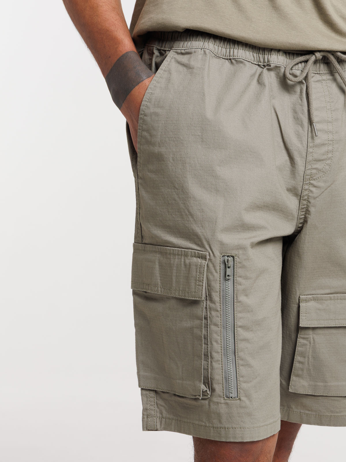 Short tilleul multi-poches homme