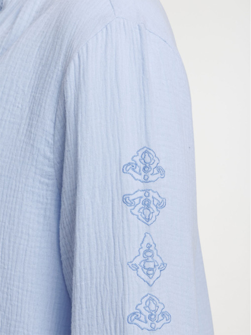 Blouse bleu pâle grande...