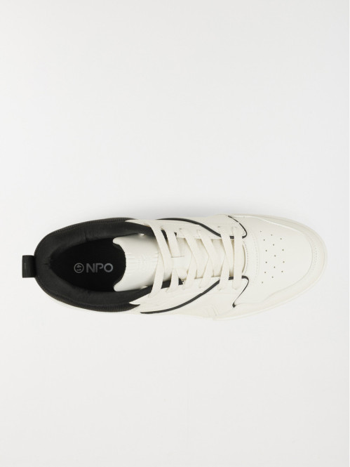 Baskets noires et blanches...