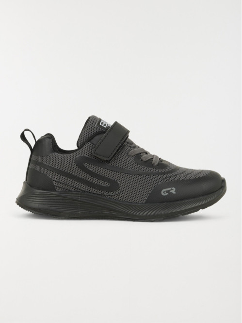 Baskets de sport noires...