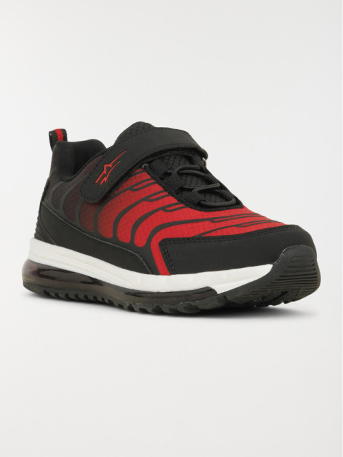 Baskets noires et rouges...