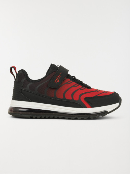 Baskets noires et rouges...