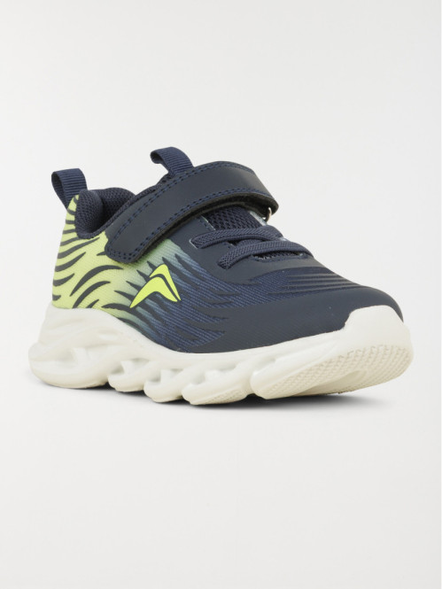 Baskets de sport bleues...