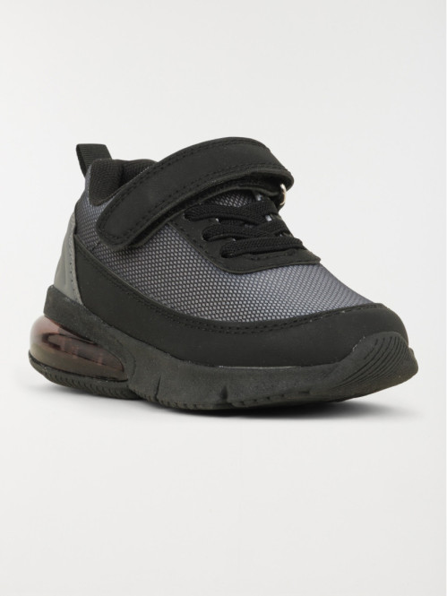 Baskets de sport noires...