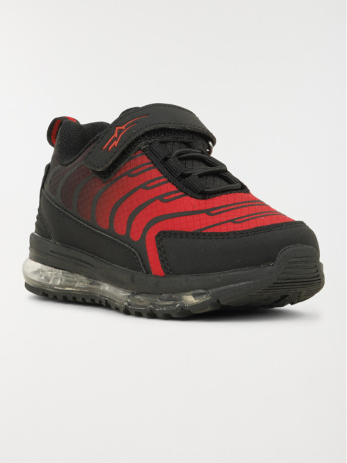 Baskets de sport rouges...