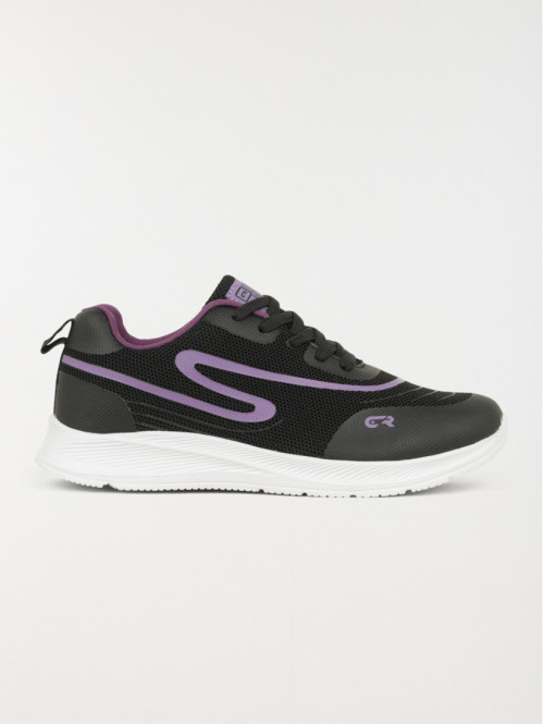 Baskets de sport noires...
