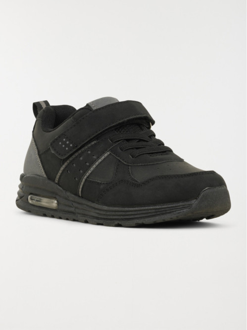 Baskets de sport noires...
