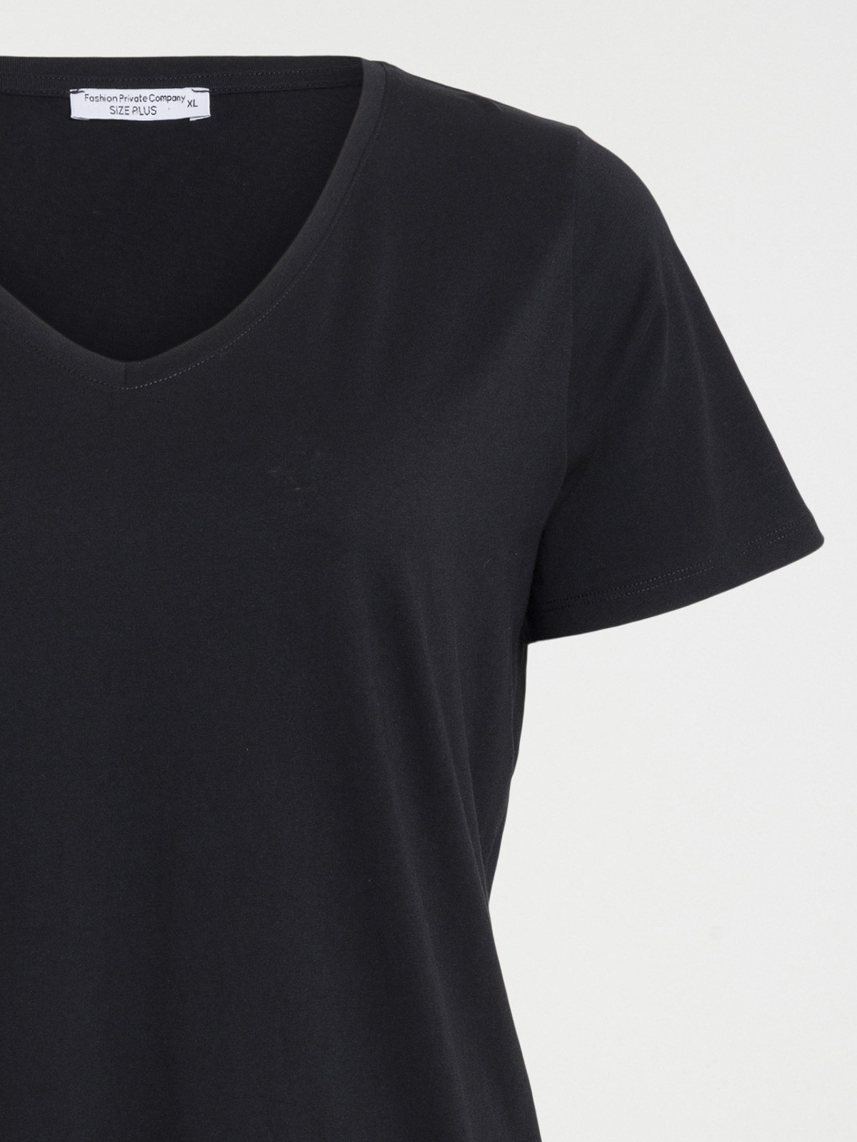 T-shirt col V noir grande taille femme