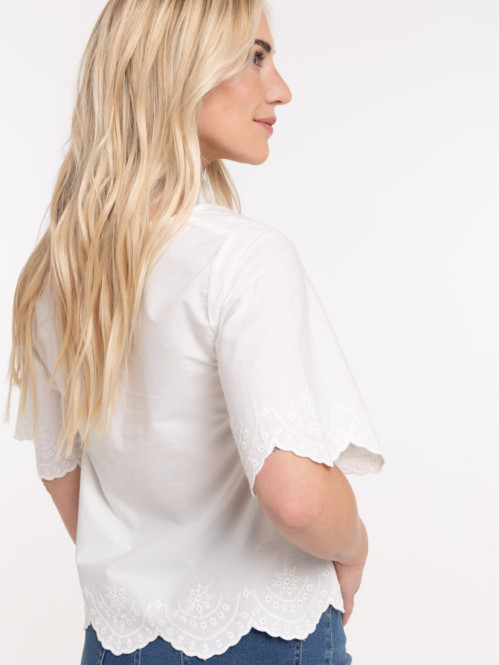 Blouse nouée et brodée...