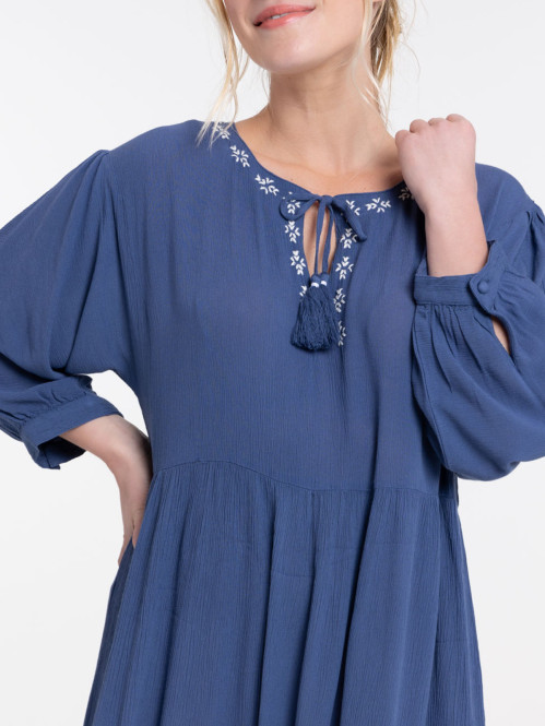 Robe avec broderies bleu de...