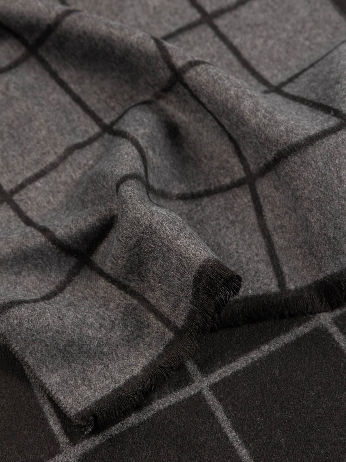 Echarpe noire motif carreaux homme Echarpe noire motif carreaux homme