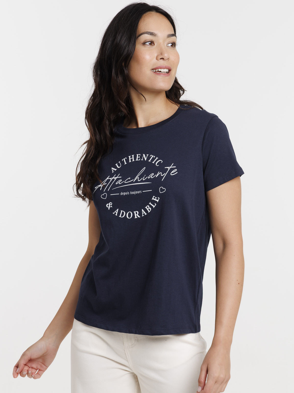 T-shirt attachiante et adorable femme