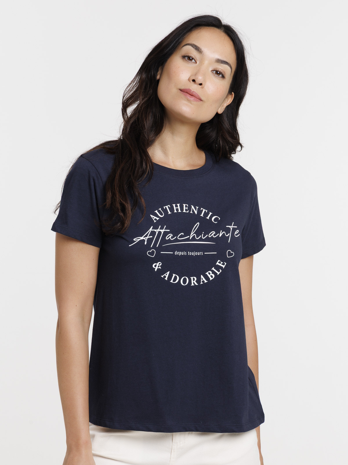 T-shirt attachiante et adorable femme