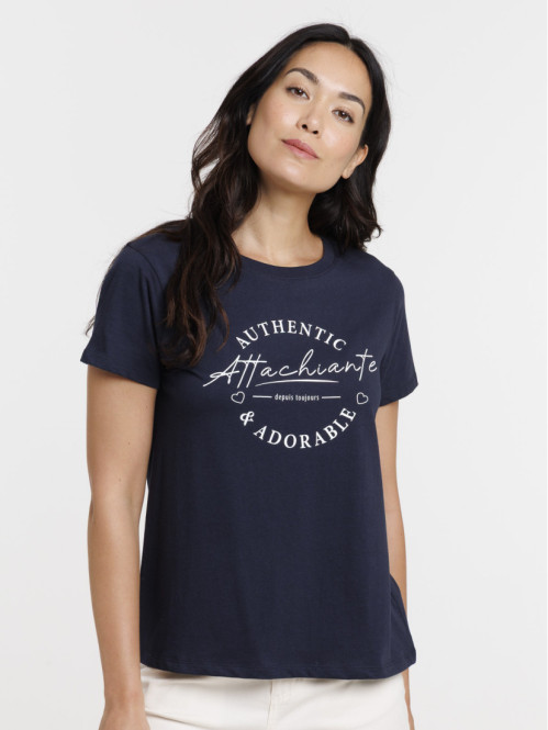 T-shirt attachiante et adorable femme