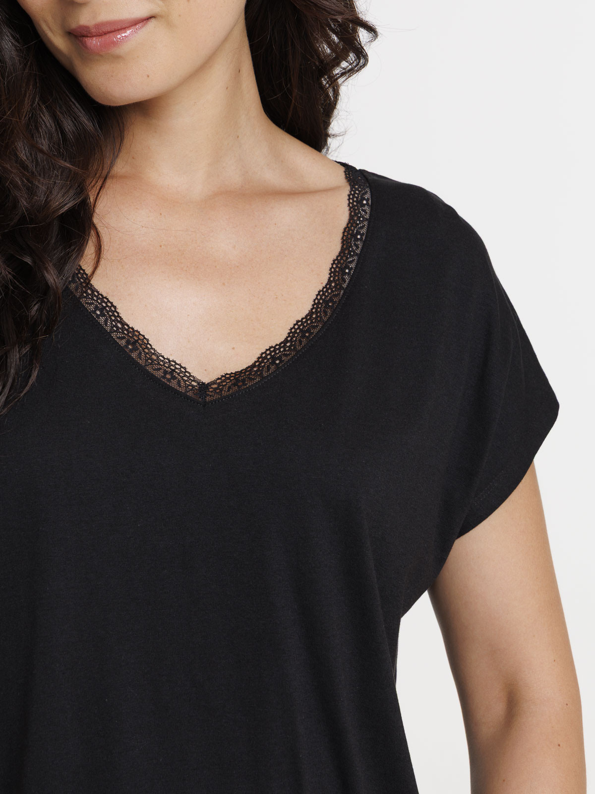 Tee-shirt noir col V dentelle femme Tee-shirt noir col V dentelle femme