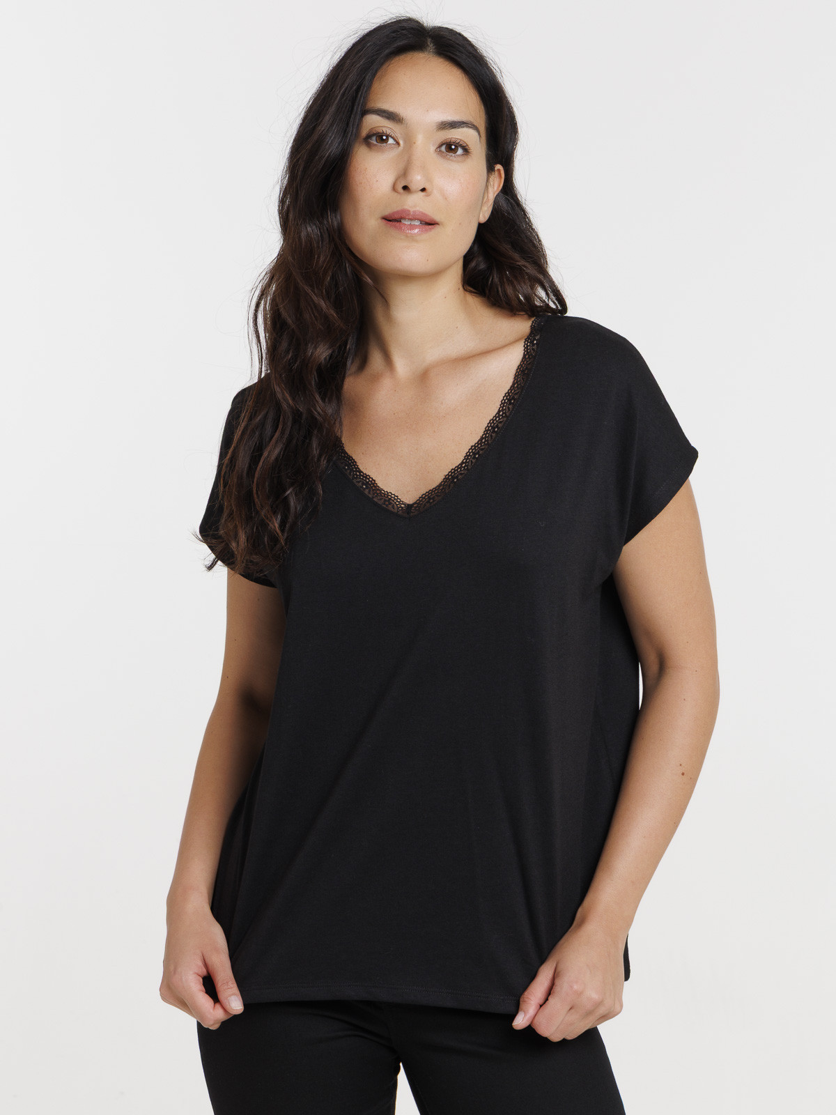 Tee-shirt noir col V dentelle femme Tee-shirt noir col V dentelle femme